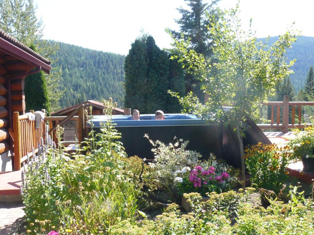 Hitching Post Resort Kelowna Exteriör bild
