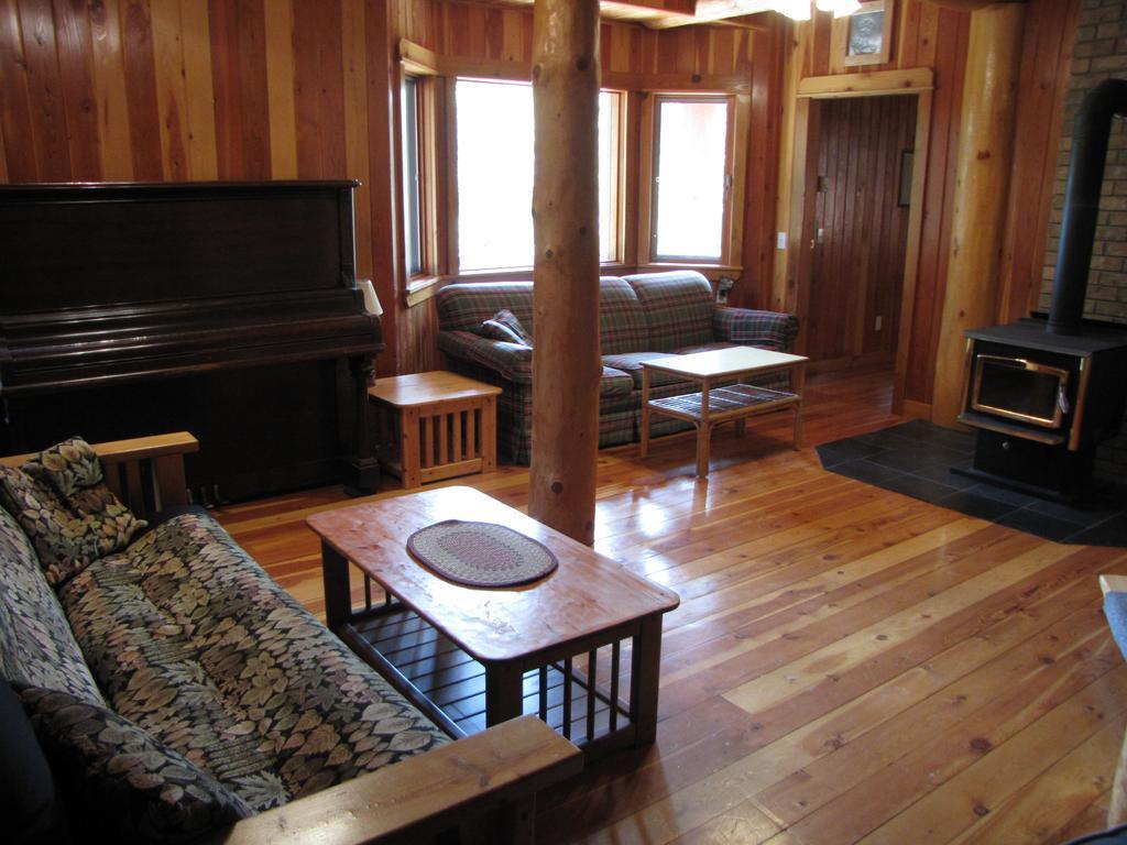 Hitching Post Resort Kelowna Exteriör bild