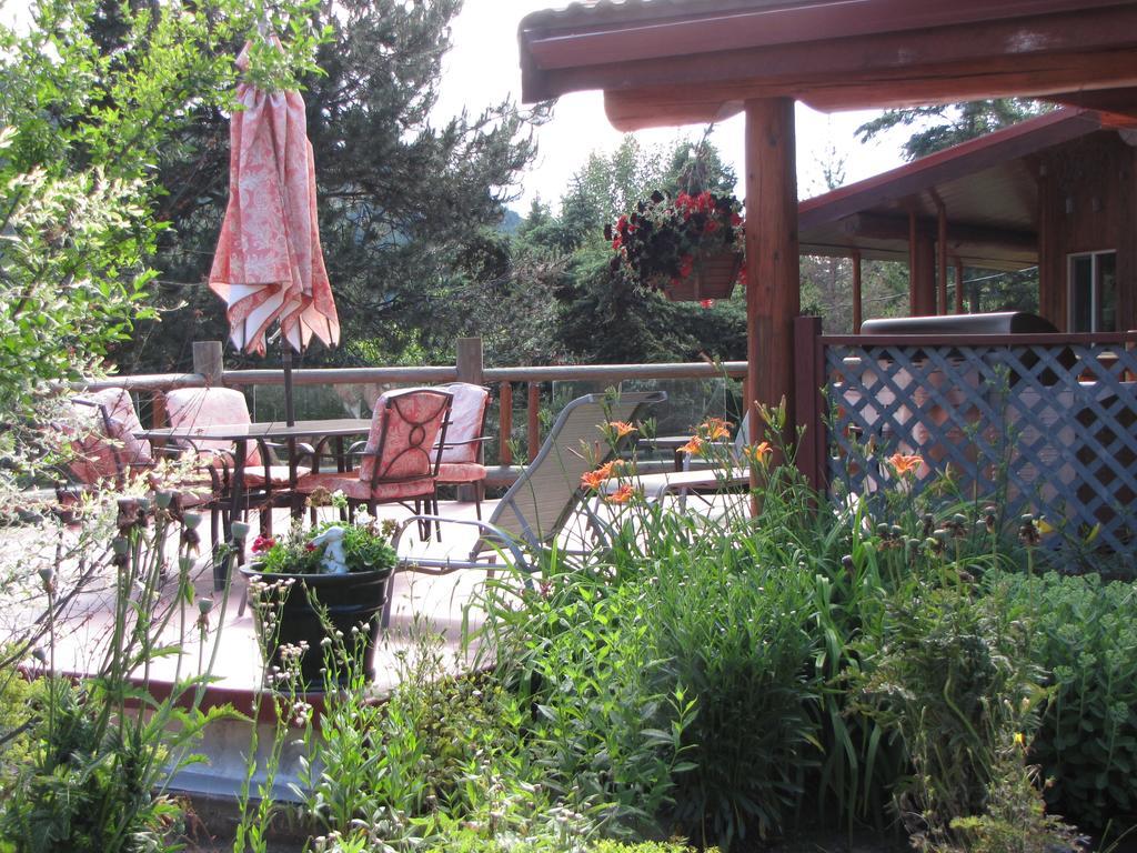 Hitching Post Resort Kelowna Exteriör bild